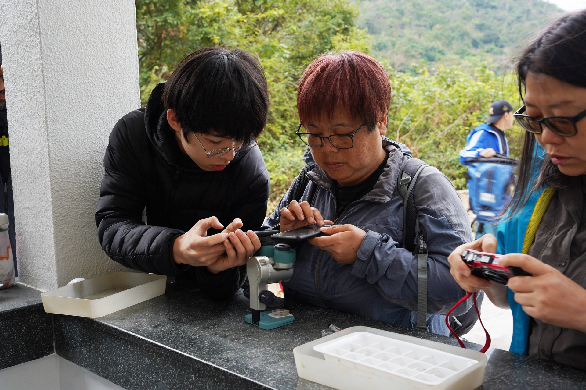 利用顯微鏡觀察河溪物種